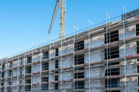 Neubauwohnungen zum Abriss freigegeben – Haus ist gut einen Meter zu hoch