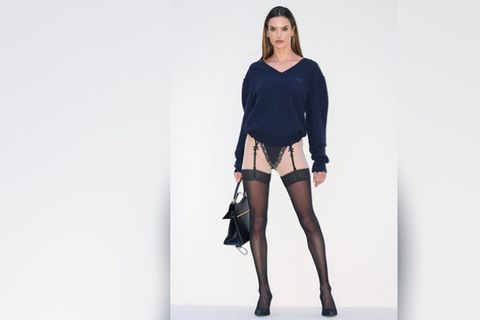 Model besucht in Strapsen die Balenciaga-Show