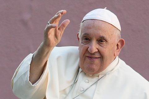 Vatikan: Papst nicht mehr in unmittelbarer Gefahr