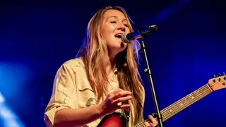 Sophie Hunger klingt auch als Schriftstellerin einzigartig