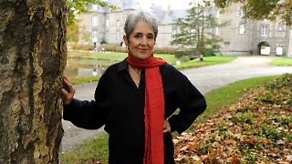 Joan Baez sieht "Demokratie in Flammen"