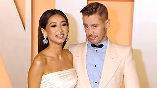 Verlobte lehrt "Kevin" das Autofahren