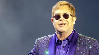 Kann Elton John nicht mehr richtig unterschreiben?