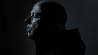 VNV-Nation-Frontmann Ronan Harris &ouml;ffnet mit "Construct" seine Seele