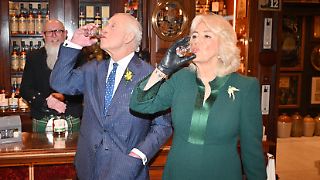 Charles und Camilla lassen sich Whiskey schmecken