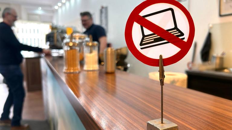 Warum immer mehr Cafés Laptops verbieten