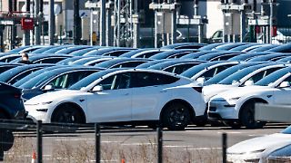 Auslieferungen von Tesla fallen weltweit deutlich
