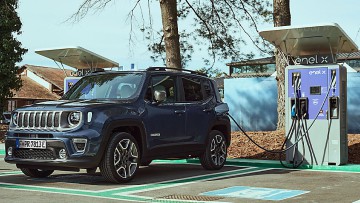 Absatz von E-Autos legt zu: Tesla und Benziner mit brechen ein