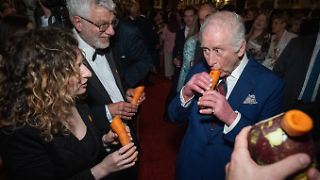 König Charles beherrscht auch die Karottenflöte