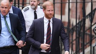 Prinz Harry von Bodyguards aus Saal eskortiert