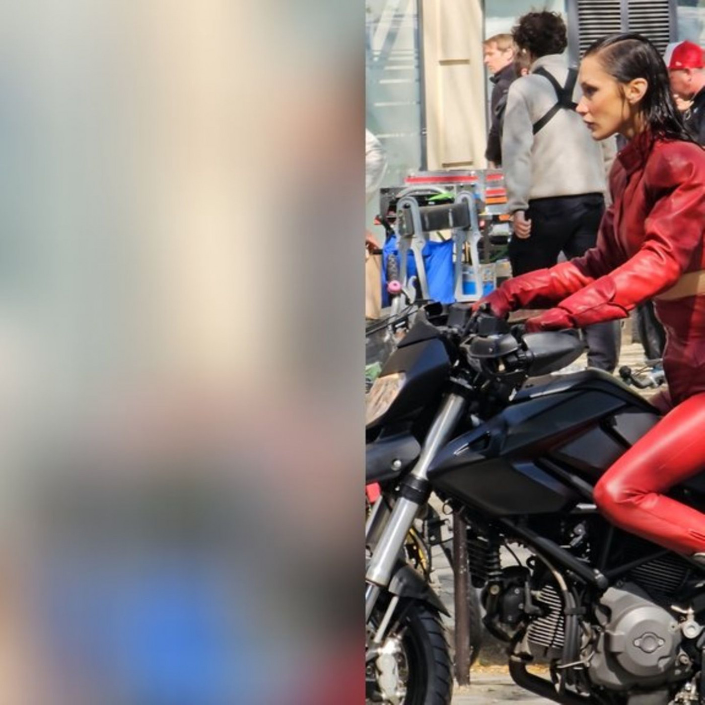 Model heizt mit rotem Latexanzug ein