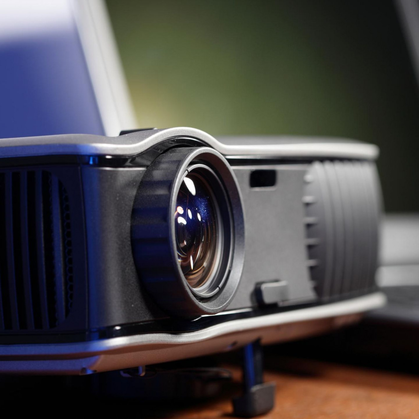Full HD Mini-Beamer für 98 statt 199 Euro: Die Top-Deals am Donnerstag