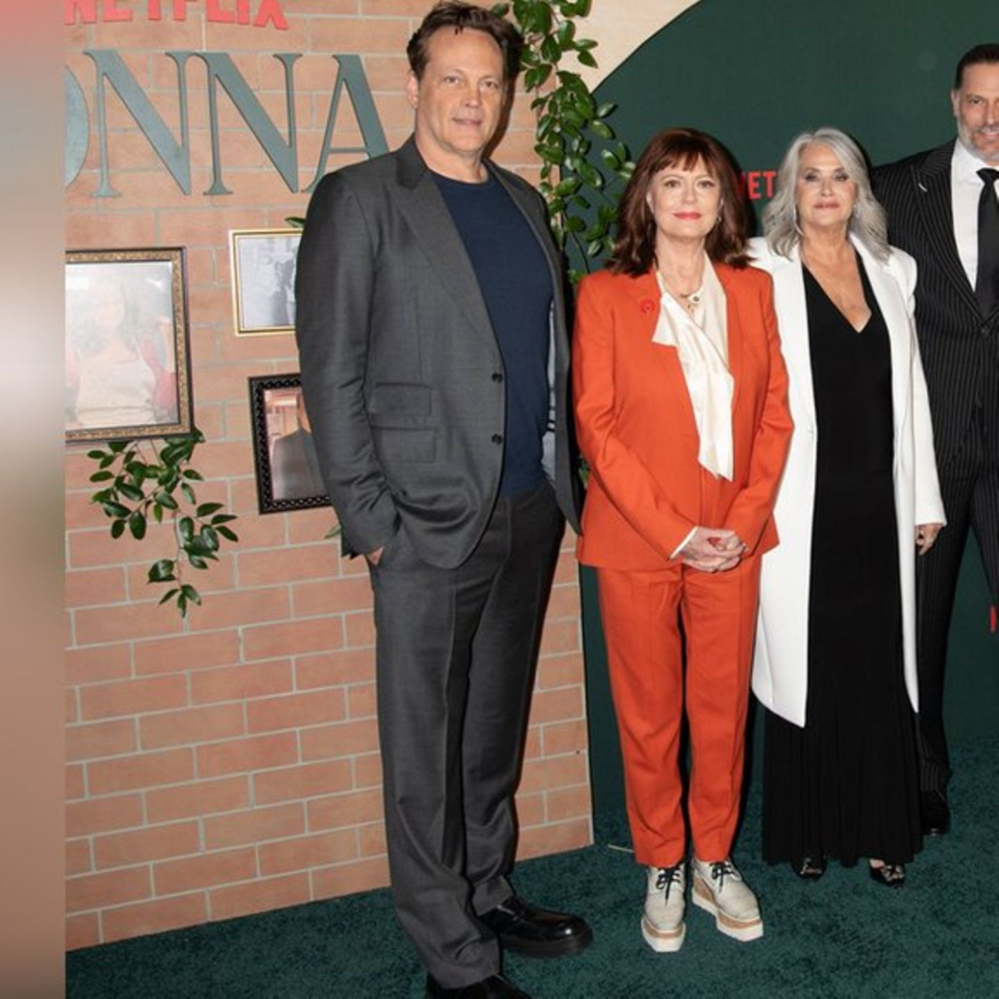 Susan Sarandon strahlt in rotem Look