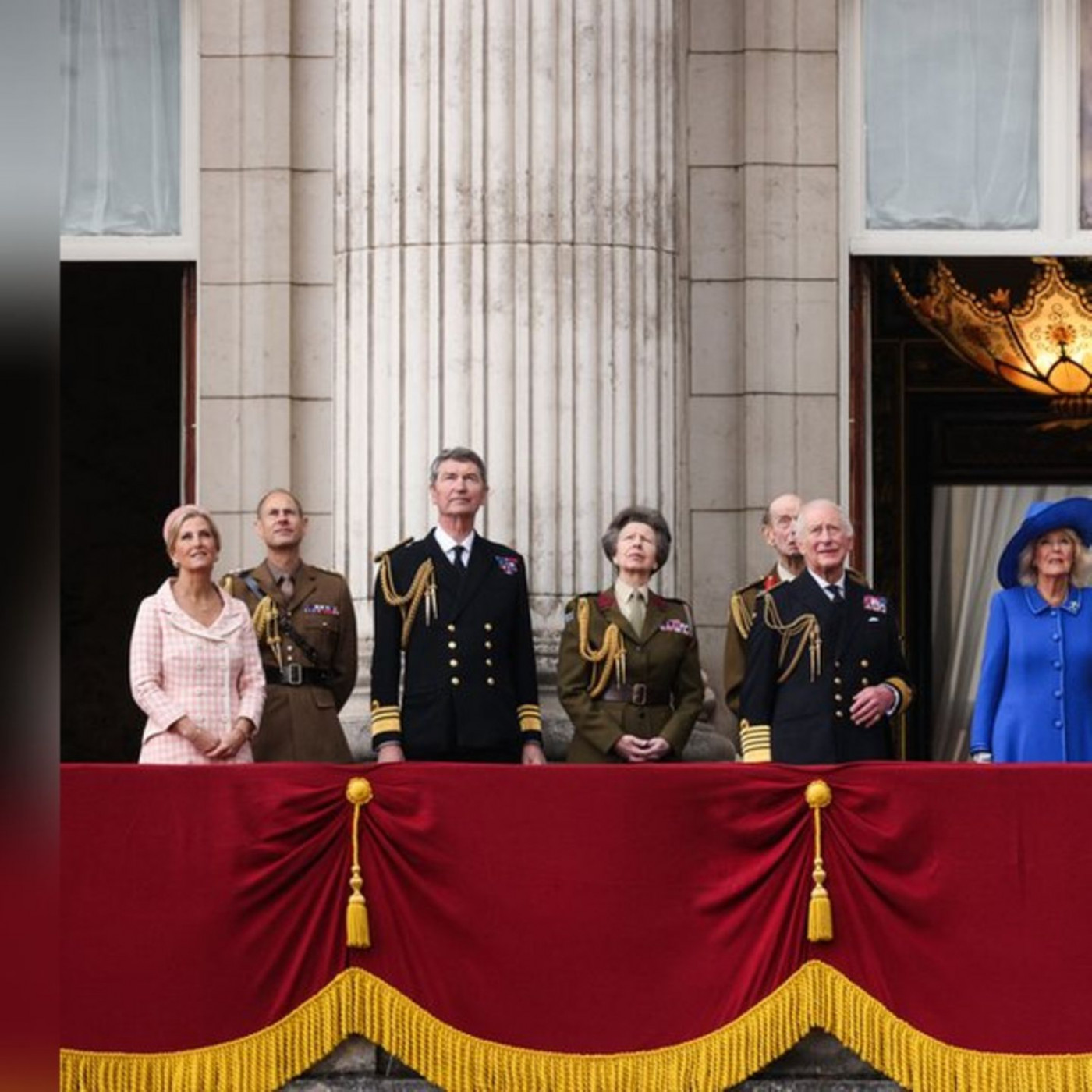 Royal Family zeigt sich auf dem Palastbalkon