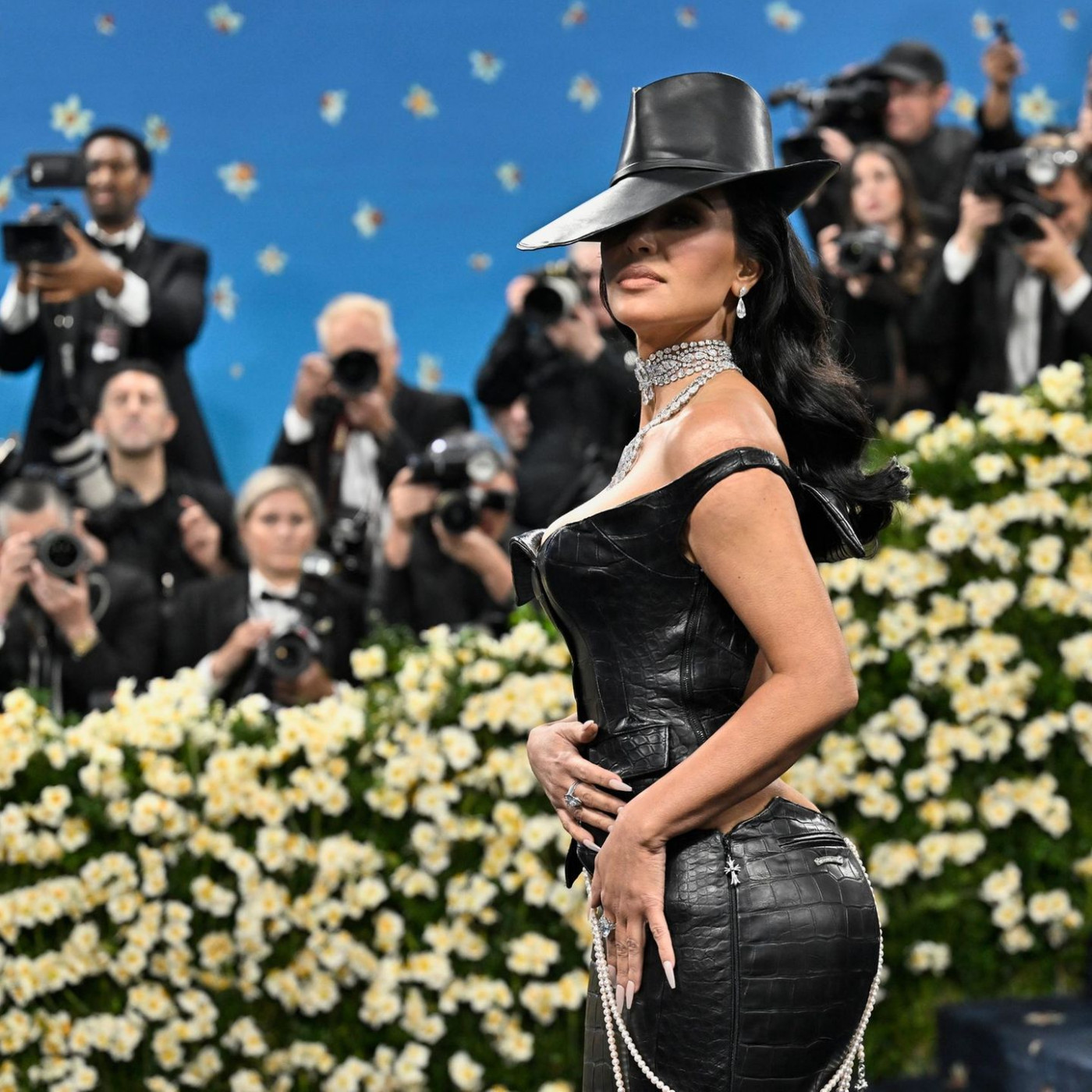 Schreckmoment für Kim Kardashian: Sicherheitsmann stolpert über ihr Kleid