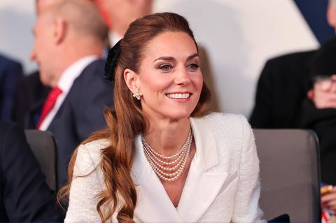 Prinzessin Kate strahlt bei Gedenkkonzert in weißem Outfit
