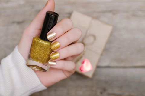Glitzer-Nagellack richtig auftragen: So bringen Sie Ihre Finger zum Funkeln
