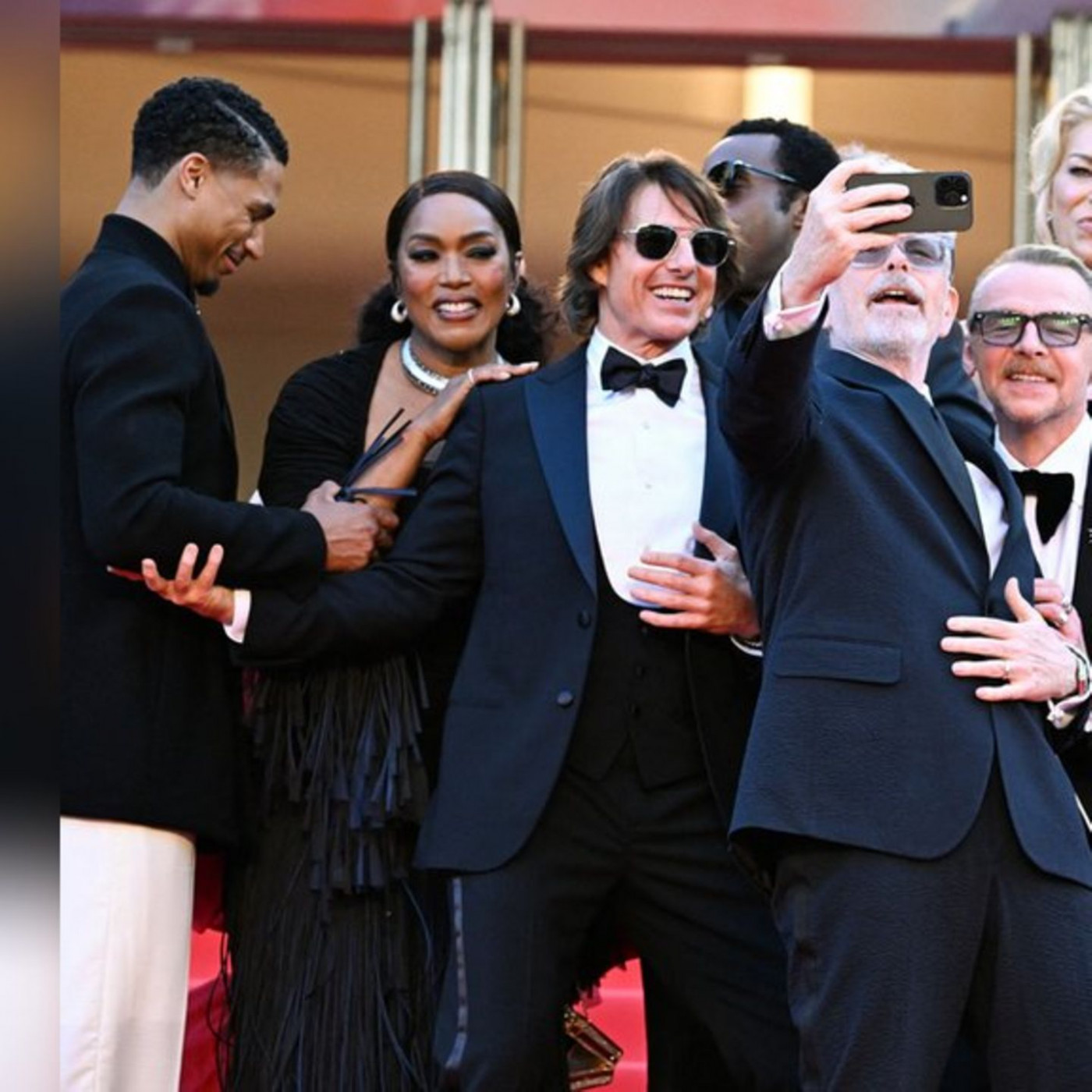 Gruppenselfie auf dem roten Teppich in Cannes