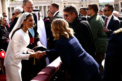 Königin Letizia trägt Weiß im Vatikan – was diese Farbe bedeutet