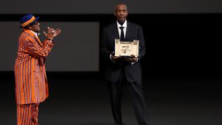 Denzel Washington wird mit Ehrenpalme &uuml;berrascht