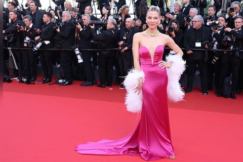 Sie hält sich an den strengen Dresscode