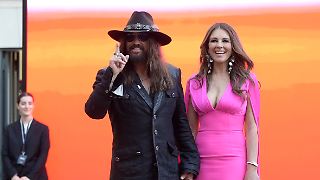 Elizabeth Hurley und Billy Ray Cyrus zeigen sich erstmals als Paar