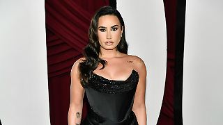 Demi Lovato sagt in zwei Designerkleidern "Ja"