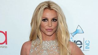 Britney Spears raucht im Flugzeug und lacht dar&uuml;ber