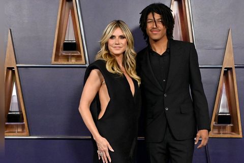 Modelmama strahlt mit Sohn Henry bei den AMAs