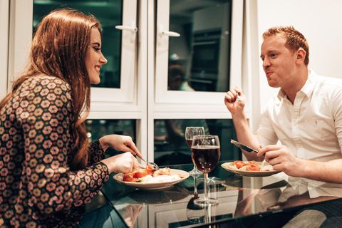 Diese Verhaltensweisen ruinieren jedes Date – egal wie attraktiv man ist