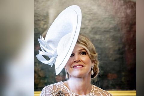 Königin Máxima überrascht mit ausladendem Hut
