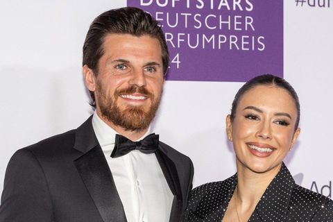 Paar freut sich über erneute Schwangerschaft