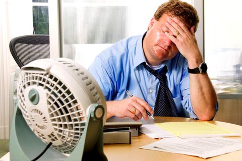Hitze im Büro ertragen: Diese Tipps bringen Abkühlung am Arbeitsplatz