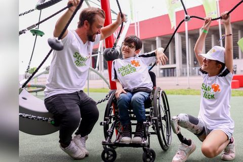 Er eröffnet einen inklusiven Spielplatz