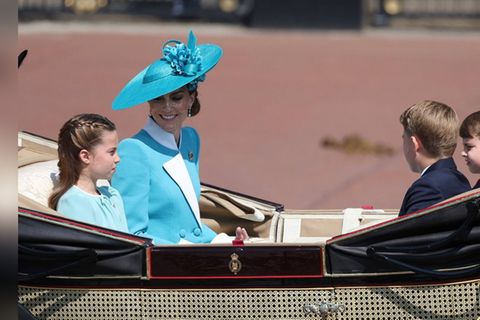 Sie strahlt in Türkis und ehrt die Queen