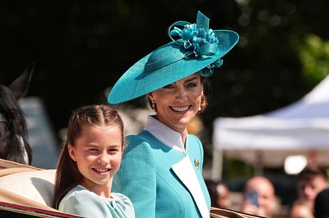 König Charles muss in der Kutsche sitzen, Kate strahlt in Türkis
