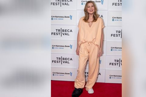 Mit schwarzer Fußschiene auf dem Red Carpet