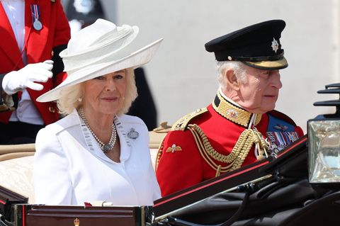 König Charles muss in der Kutsche sitzen, Kate strahlt in Türkis