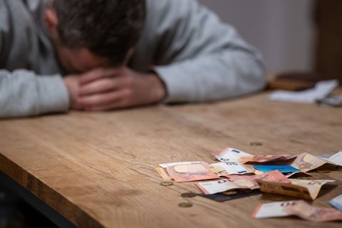 Singles suchen häufiger Hilfe bei Schuldnerberatungen