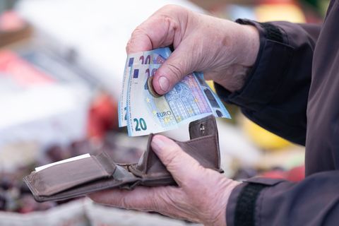 Studie: Frauen bewältigen Inflation besser als Männer