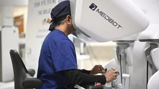 Patient liegt in Angola – Chirurg operiert von Florida aus