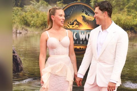 Ehepaar kommt im Partnerlook zur Filmpremiere