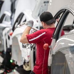 Auto-Konzerne wollen Techriesen bei Software entgegentreten