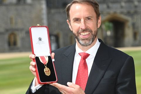 Von Prinz William zum Ritter geschlagen