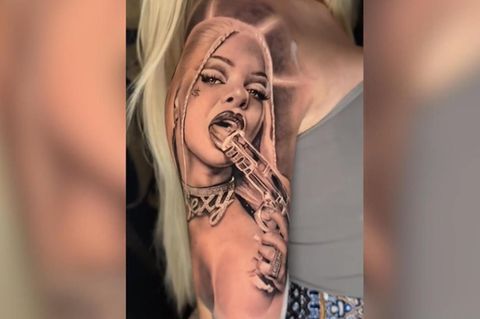 Katja Krasavice verziert ihren Oberarm – mit sich selbst