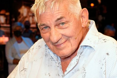 Erkrankter Heinz Hoenig mit Blick nach vorne