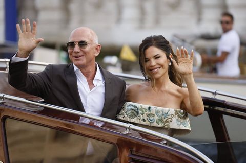 Jeff Bezos, Lauren Sánchez und ihre Gäste reisen in Wassertaxis zur ersten Party