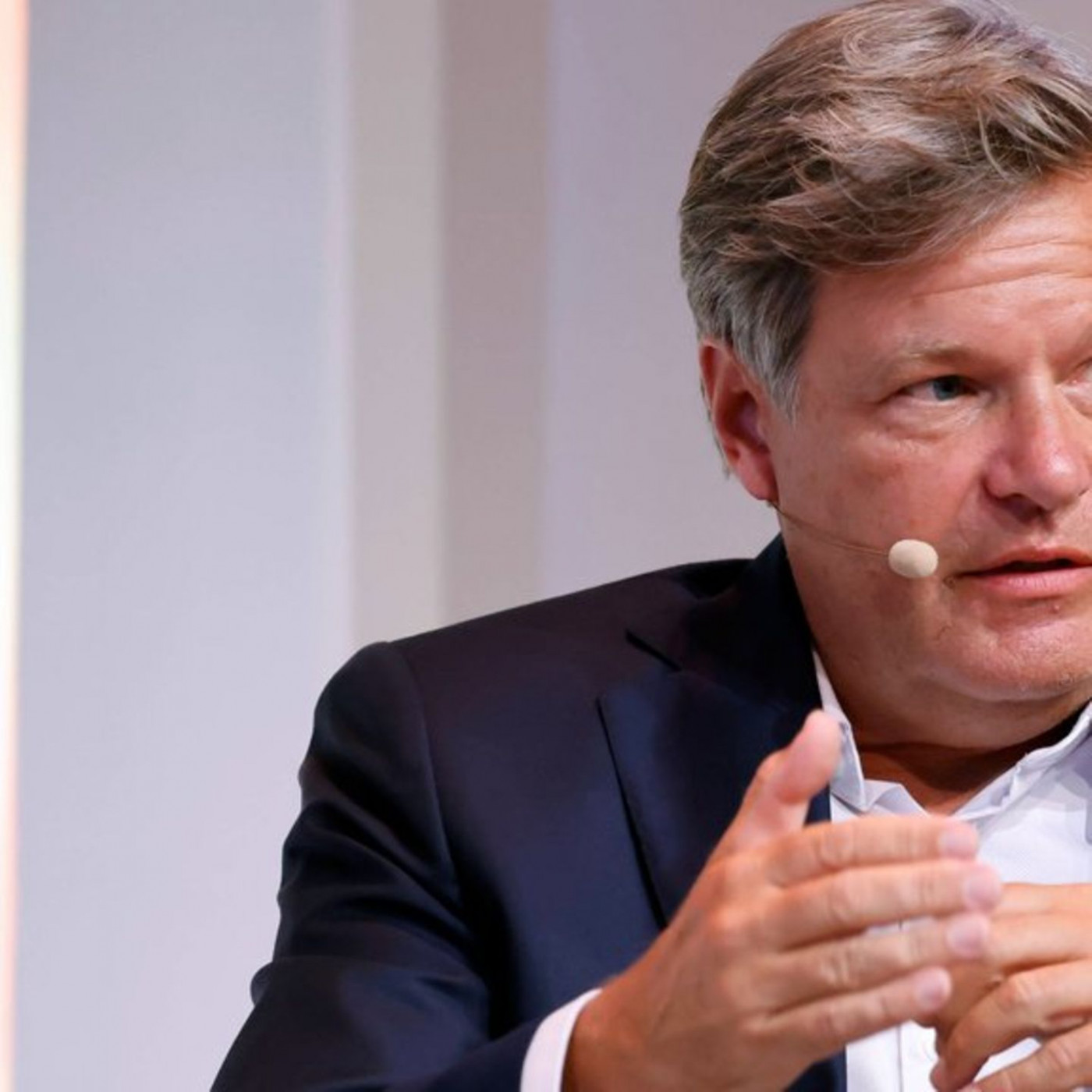 Er wird Moderator an einem Berliner Theater