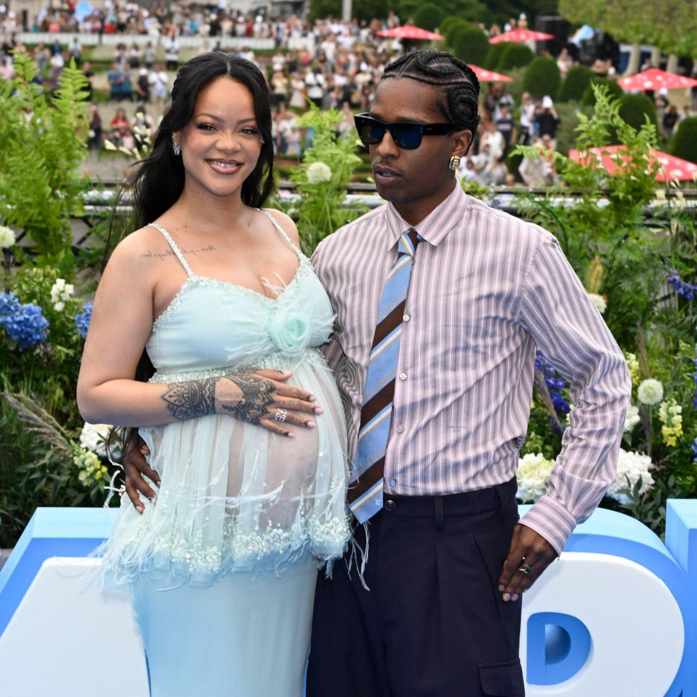 Rihanna feiert die Schlümpfe und präsentiert ihren Babybauch
