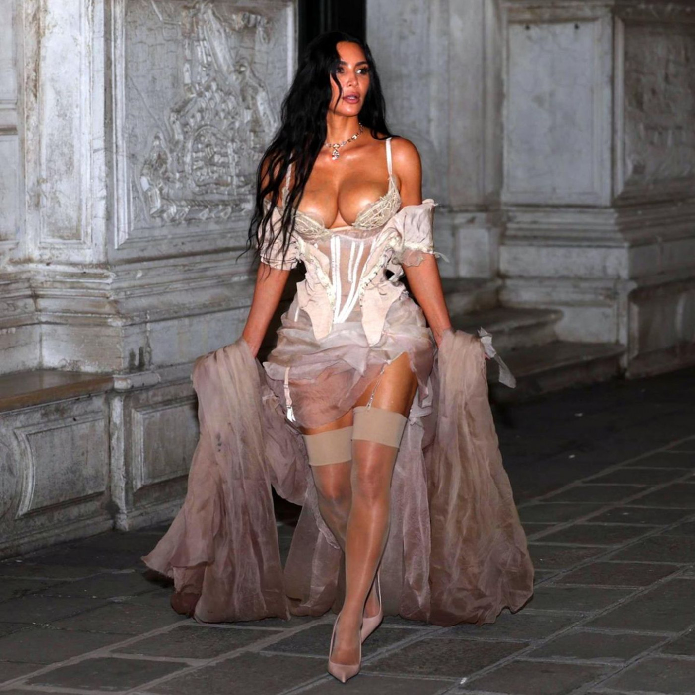 Kim Kardashian posiert nachts in Venedig in Dessous